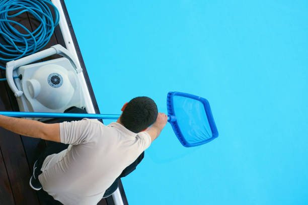 Pool cleaner during his work