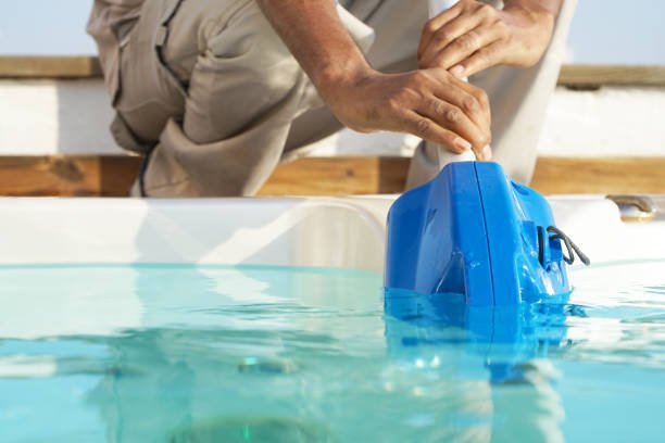 Pool cleaner during his work