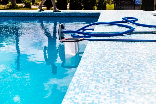 Equipment for cleaning swimming pool